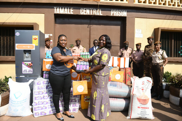 Fidelity-Bank-staff-donate-to-Tamale-Central-Prison