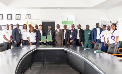 Mr. Christian Li, Managing Director of Vivo Energy Ghana (left) and Professor David Asamoah, Pro-Vice Chancellor of KNUST (right), siging the MoU