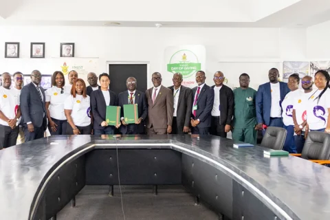 Mr. Christian Li, Managing Director of Vivo Energy Ghana (left) and Professor David Asamoah, Pro-Vice Chancellor of KNUST (right), siging the MoU