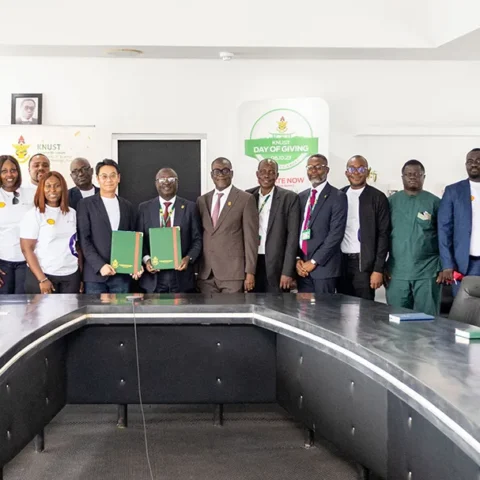 Mr. Christian Li, Managing Director of Vivo Energy Ghana (left) and Professor David Asamoah, Pro-Vice Chancellor of KNUST (right), siging the MoU